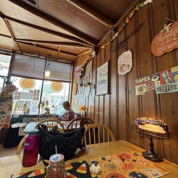 October Cafe - Great vibe and delicious dragonfruit iced tea - Cafes Near Me - Chicago, Illinois October Cafe - Great vibe and delicious dragonfruit iced tea - Cafes Near Me - Chicago, Illinois