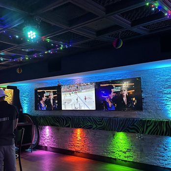 LIT Bar - people playing a video game - Bars Near Me - Wilton Manors, Florida LIT Bar - people playing a video game - Bars Near Me - Wilton Manors, Florida