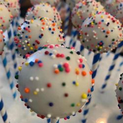 Abbys Cakes and Moore - Our delicious vanilla cake pops