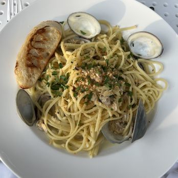 Ivy On Main - Spaghetti vongole - Cocktail Bars Near Me - Westhampton Beach, New York