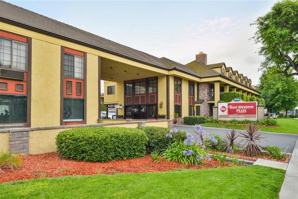 Best Western Plus Raffles Inn & Suites by null