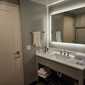 Ramada by Wyndham Burbank Airport - Hotels Near Me - Burbank, California Ramada by Wyndham Burbank Airport - Hotels Near Me - Burbank, California