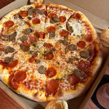 Gitto's Pizza - Pepperoni New York Style Pizza with sausage and garlic knots - Pizza Near Me - Orlando, Florida