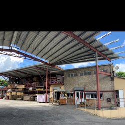 Tesoro En Maderas - Front entrance and check out.