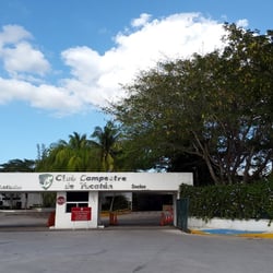 Club Campestre de Mérida - Entrada al club, se puede observar la división si acudes de socio o invitado.