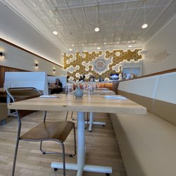 Honeybee Bruncherie - Restaurant interior