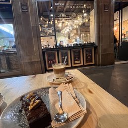 Chocolate brownie and café bombón Chocolate brownie and café bombón