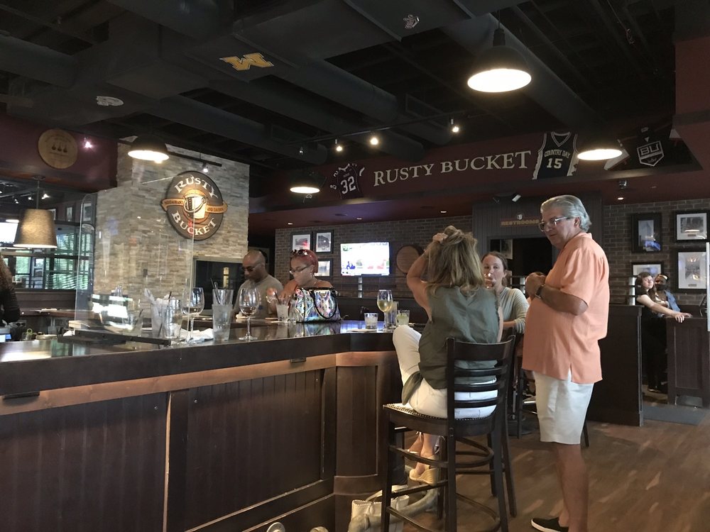 Rusty Bucket Restaurant & Tavern, Bingham Farms Roadtrippers