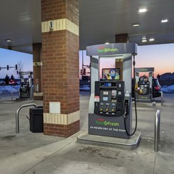 Hy-Vee Fast & Fresh - Gas pumps