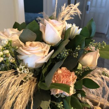 Friendly Florist - Bridal bouquet - Florists Near Me - Fort Walton Beach, Florida Friendly Florist - Bridal bouquet - Florists Near Me - Fort Walton Beach, Florida