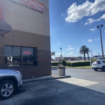 Dunkin' -  the outside of a dunkin donuts store - Donuts Near Me - Davenport, Florida