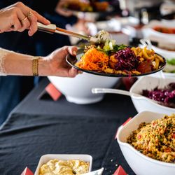 Veggie Bros - Bunt, regional und hausgemacht: Unser Buffet bringt Streetfood-Feeling direkt zu deinem Event