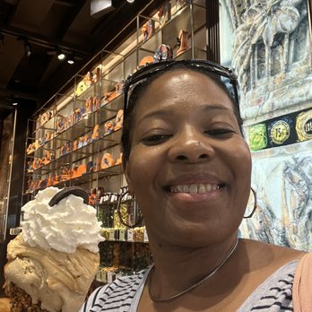 Venchi - Hazelnut & caramel Gelato, Regular Size (24 oz / 1.5 lb.) with  Piedmont Hazelnut Grains & whipped cream and dark chocolate chip on top - Chocolatiers & Shops Near Me - New York, New York