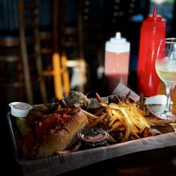Lobster roll (New England style)
