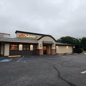 Pizza Hut - outside - Pizza Near Me - Laurel, Mississippi Pizza Hut - outside - Pizza Near Me - Laurel, Mississippi