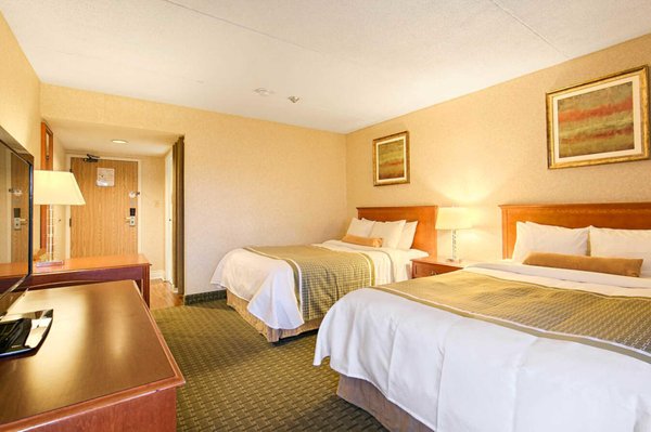 Quality Inn Suites 11 Photos Hotels 30 Clark Boulevard