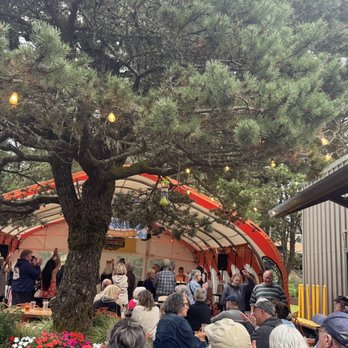 Beachcrest - Soul Proprietors filling the dance floor with soul and a bit of funk - Beer Bar Near Me - Gleneden Beach, Oregon