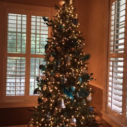 Huffman House Bed and Breakfast - Living room Christmas tree at Huffman house bed-and-breakfast