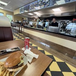Diner Kings - Chili Cheese burger with fries