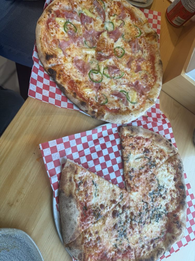 Lucky Fingers Pizza Cafe Logo