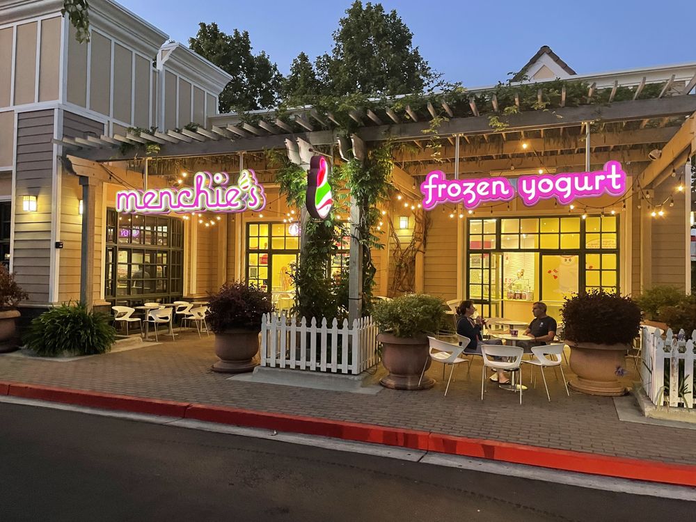 MENCHIE’S FROZEN YOGURT Updated September 2024 215 Photos & 224