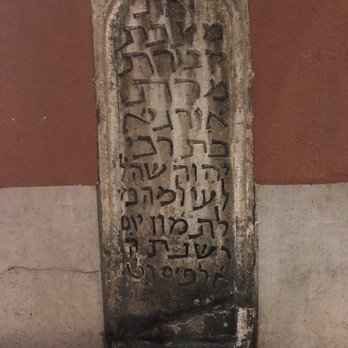Altstadt - ... Grabstein in hebräischer Schrift aus dem Jahr 1249. Er befindet sich seit 1519 in diesem Haus ... - Landmarks & Historical Buildings Near Me