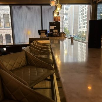 Holloways Bar - Lounges Near Me - Chicago, Illinois