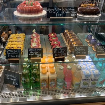 Halekulani Bakery - Cake showcase - Bakeries Near Me - Honolulu, Hawaii