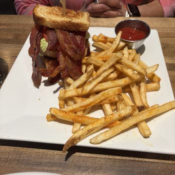 940's Kitchen & Cocktails - BLT - New American Near Me - Denton, Texas