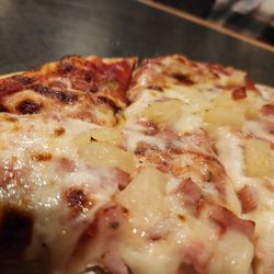 R Grotto Ristorante - Hawaiian Pizza