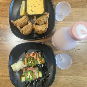 Silverlake Ramen - Crispy Rice w Spicy Tuna, Fried Gyoza 6 pcs, and sake - Ramen Near Me - Burbank, California Silverlake Ramen - Crispy Rice w Spicy Tuna, Fried Gyoza 6 pcs, and sake - Ramen Near Me - Burbank, California