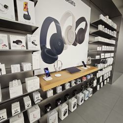 Apple Store - Glendale Galleria - Beats