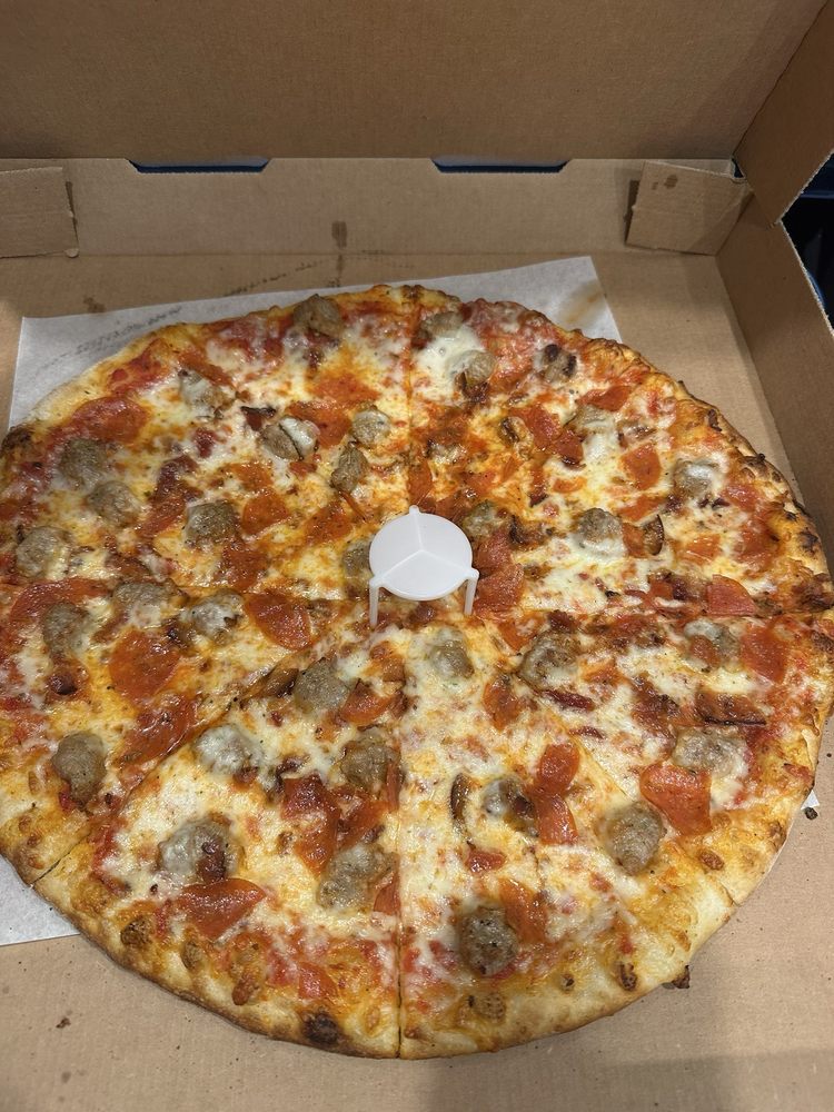 Louie’s Cheesesteaks and Pizza Logo