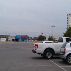 Makro Quilmes - el estacionamiento