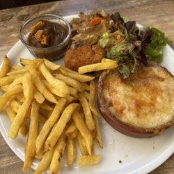 Au Vieux de la Vieille - Assiette Regional : Carbonade Flamande, Potjevleesch, Croquette au Maroilles, Welsh au Maroilles