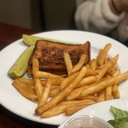 April's Pub & Grill - Grilled cheese w/ French fries