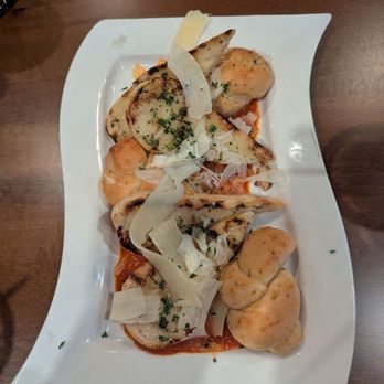 Basilico Cafe - Garlic bread and garlic knot appetizer - Italian Near Me - Lyndon, Kentucky Basilico Cafe - Garlic bread and garlic knot appetizer - Italian Near Me - Lyndon, Kentucky
