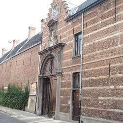 Van Der Wee - Welkom in het Begijnhof van Antwerpen, Rodestraat. Eerst even bellen a.u.b. telefoneer 03 232 29 08