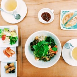 Shikgoo - Tofu bibimbap with mandu and ginger tea