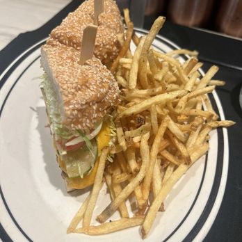 Brentwood Restaurant - Happy hour burger and fries - New American Near Me - Dallas, Texas Brentwood Restaurant - Happy hour burger and fries - New American Near Me - Dallas, Texas