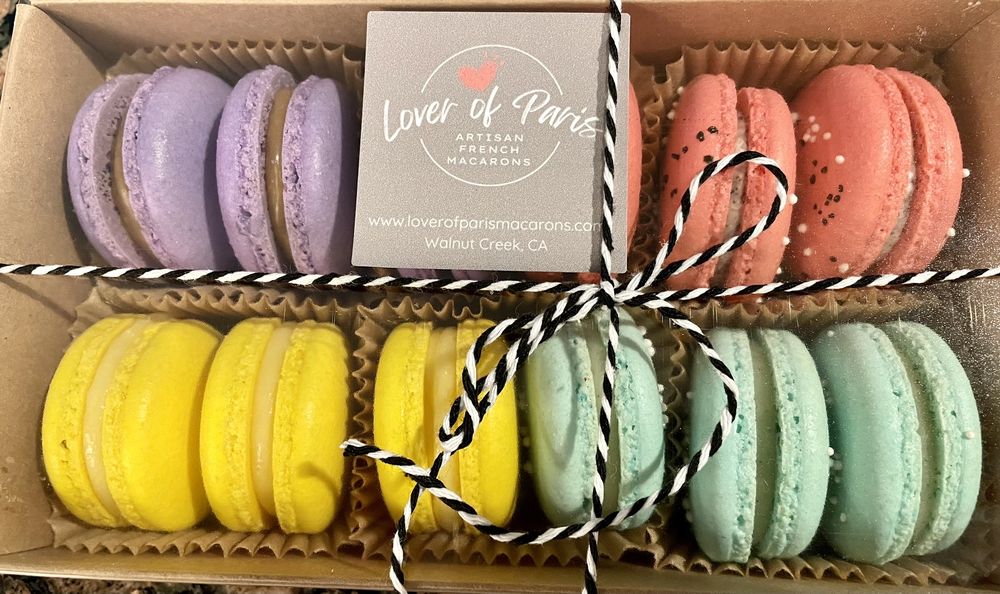 Lover of Paris Macarons Logo