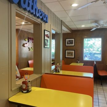 Pierce's Pitt Bar-B-Que - Inside - Barbeque Near Me - Williamsburg, Virginia