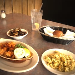 Foot of the Mountain Restaurant - Broiled scallops with broiled mushrooms and rice pilaf.