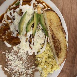 Chilaquiles rojos, frijoles, huevo revuelto Chilaquiles rojos, frijoles, huevo revuelto