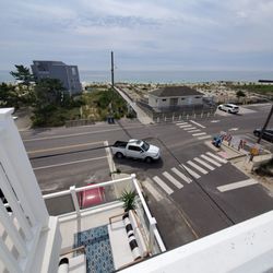 Jolly Roger Motel - From top deck...beach...right there!
