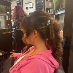The blo Out Lounge & Colour Bar