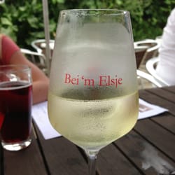 Rieslinge von Winzern  der Region. Belgische Spezialitäten.
