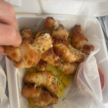 Bella Napoli Pizzeria - Garlic knots sent in a pool of liquid came mushy - Pizza Near Me - Ocoee, Florida