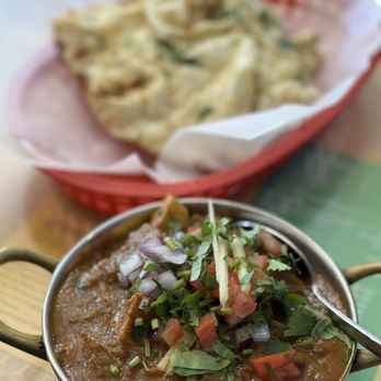 Everest Cuisine-Mountain View - Nepali Style Chicken Curry and Garlic Naan - Indian Near Me - Mountain View, California