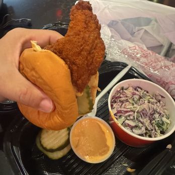 Dave's Hot Chicken - Slider n coleslaw - Chicken Shop Near Me - Las Vegas, Nevada